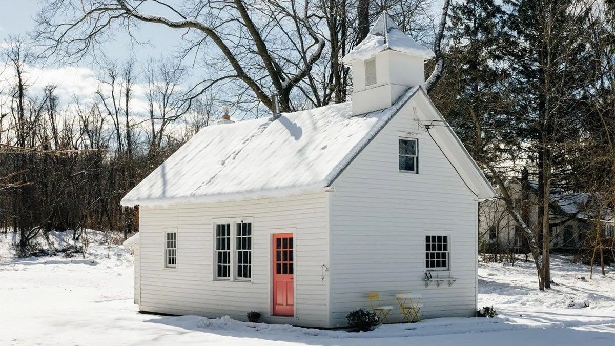 one room schoolhouse        
        <figure class=