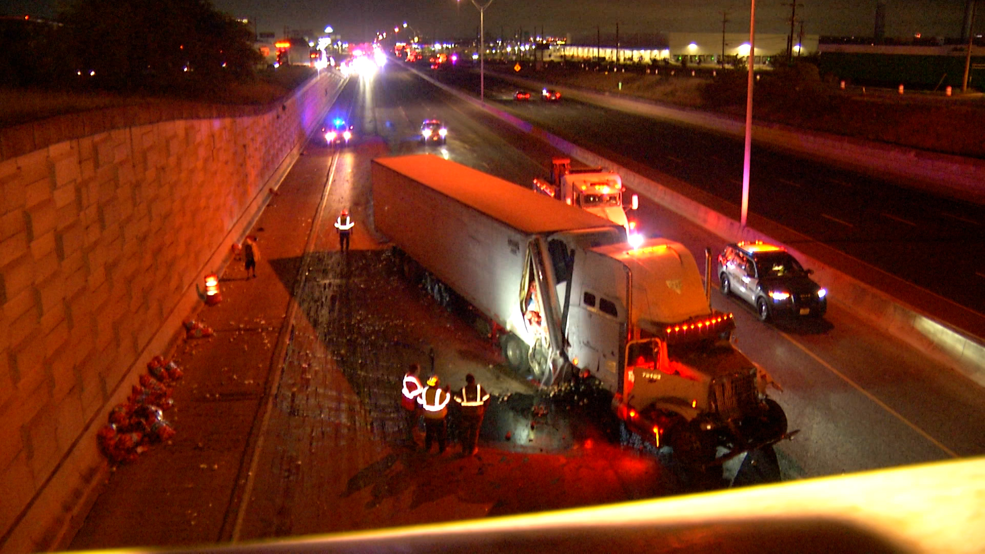 An 18-wheeler collision dumped 80,000 pounds of onions on I-35 - Vimarsana News