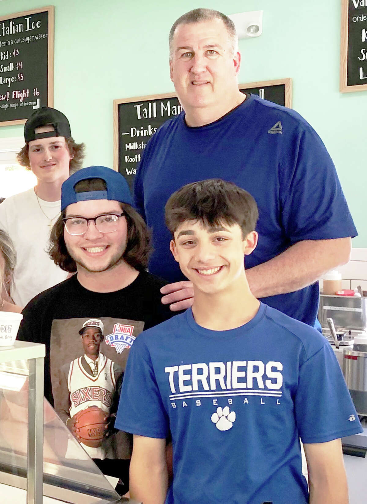 Tall Man's ice cream in Cromwell CT expands with 'parlor on wheels'