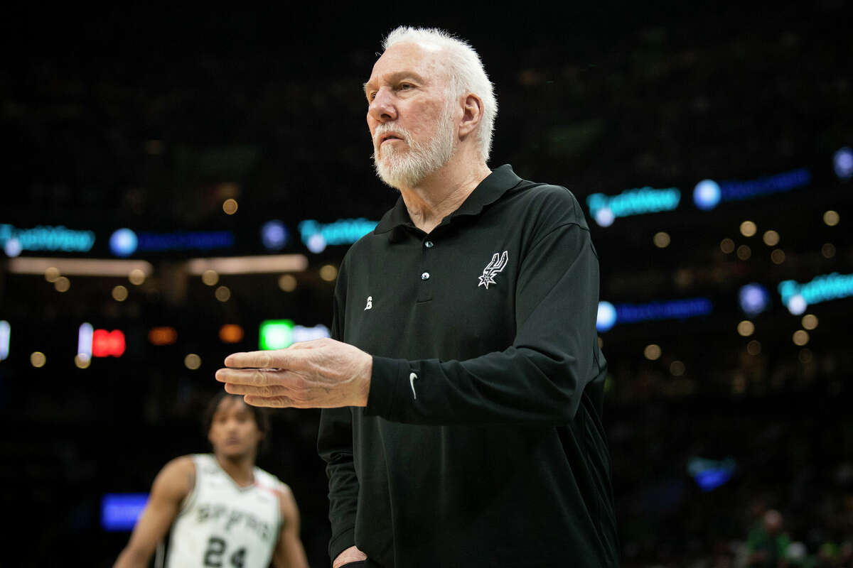 Pelatih Kepala Gregg Popovich dari San Antonio Spurs bereaksi selama paruh pertama pertandingan melawan Boston Celtics di TD Garden pada 26 Maret 2023 di Boston, Massachusetts. 