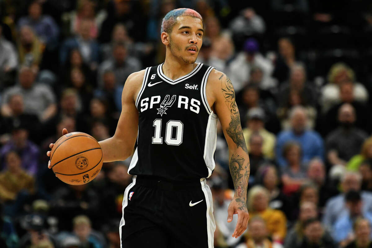 Jeremy Sochan #10 dari San Antonio Spurs beraksi selama paruh kedua pertandingan melawan Utah Jazz di Vivint Arena pada 28 Februari 2023 di Salt Lake City, Utah. 