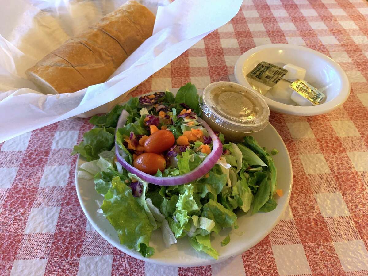 Ensalada y pan en Little Italy.