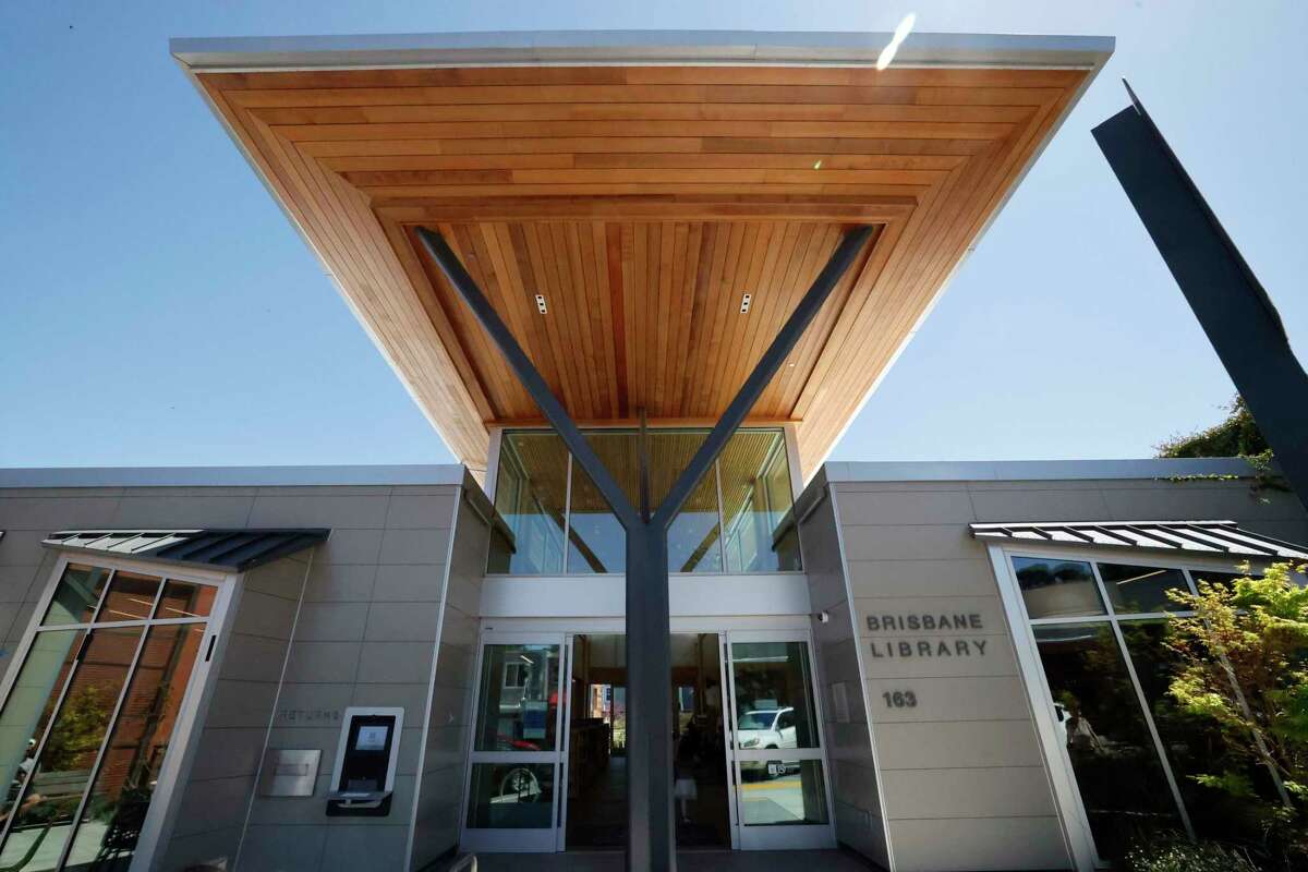 一个巨大的木制和金属屋顶欢迎布里斯班图书馆的游客。该建筑还有一个5000加仑的蓄水池来收集雨水。