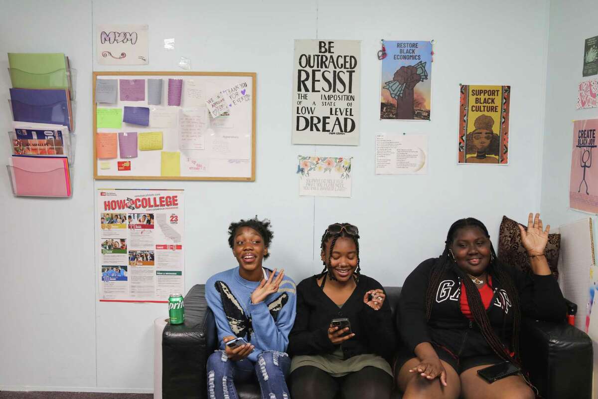 学生Timia布朗(左),朗'Ja穆斯塔法和达维娜Stubblefield满足午餐在奥克兰的天际线高中。他们是一个黑人女孩集团的一部分,他们谈论黑人女性所面临的各种问题。在最近的一次会议上,他们讨论了国家立法,允许执法请求乌木警报当搜索一个黑人年龄目前消费量。