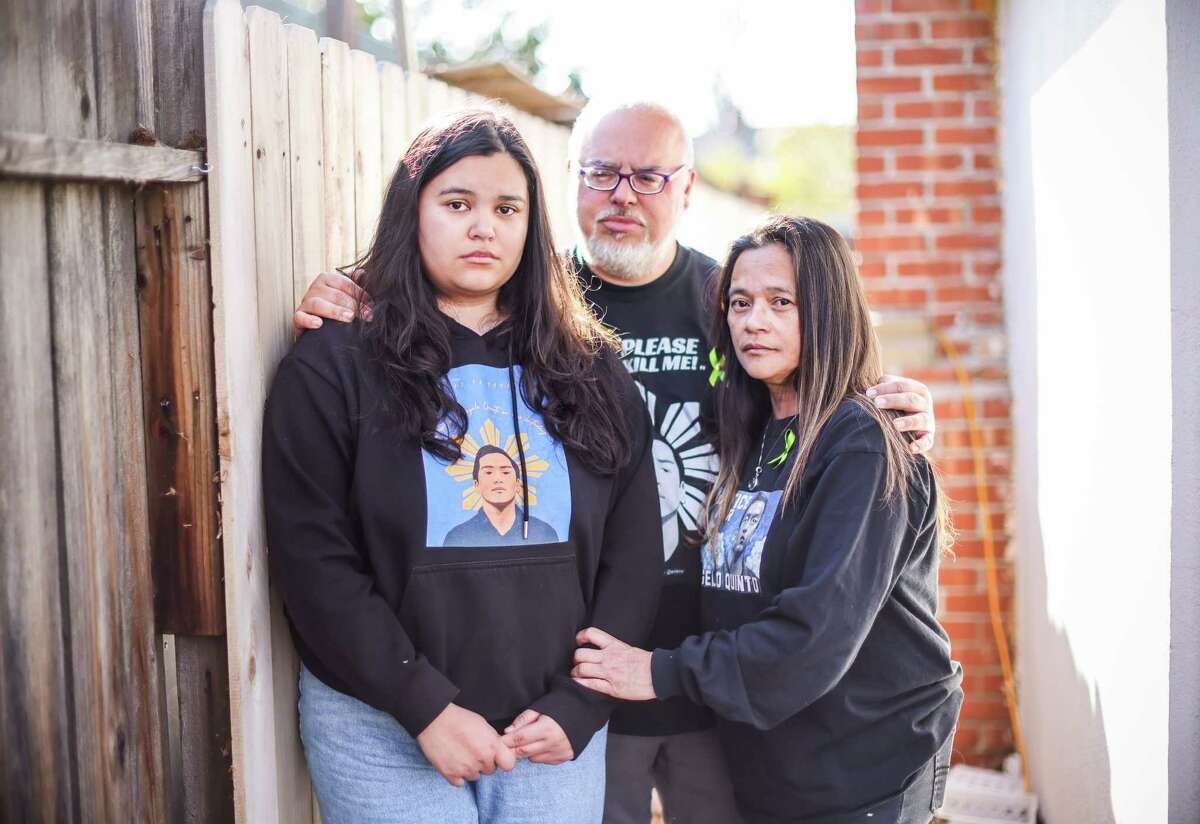 罗伯特·柯林斯(中)与女儿贝拉·柯林斯(左)和妻子卡桑德拉·昆图说，安提阿的警察应该由联邦或州政府监督。这对夫妇的儿子安吉洛·昆图(Angelo Quinto)在被安提阿警方制服后死亡。