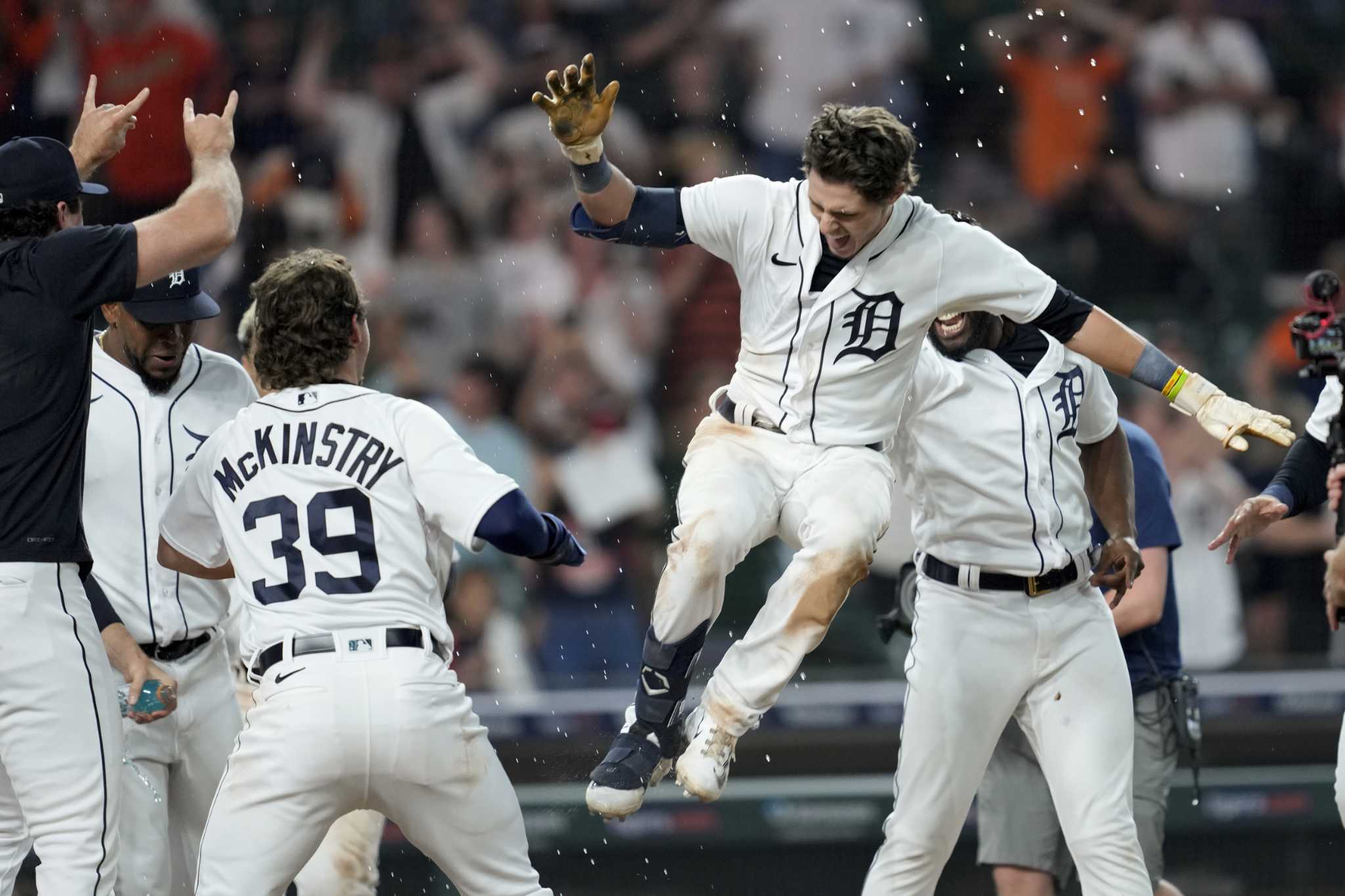 World Series: Giants Take 3-0 Lead Over Tigers - The New York Times