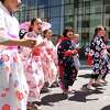 2023年4月16日星期日，加州旧金山，克拉伦登小学的日本双语双文化项目的学生在北加州樱花节大游行期间在Post街游行。