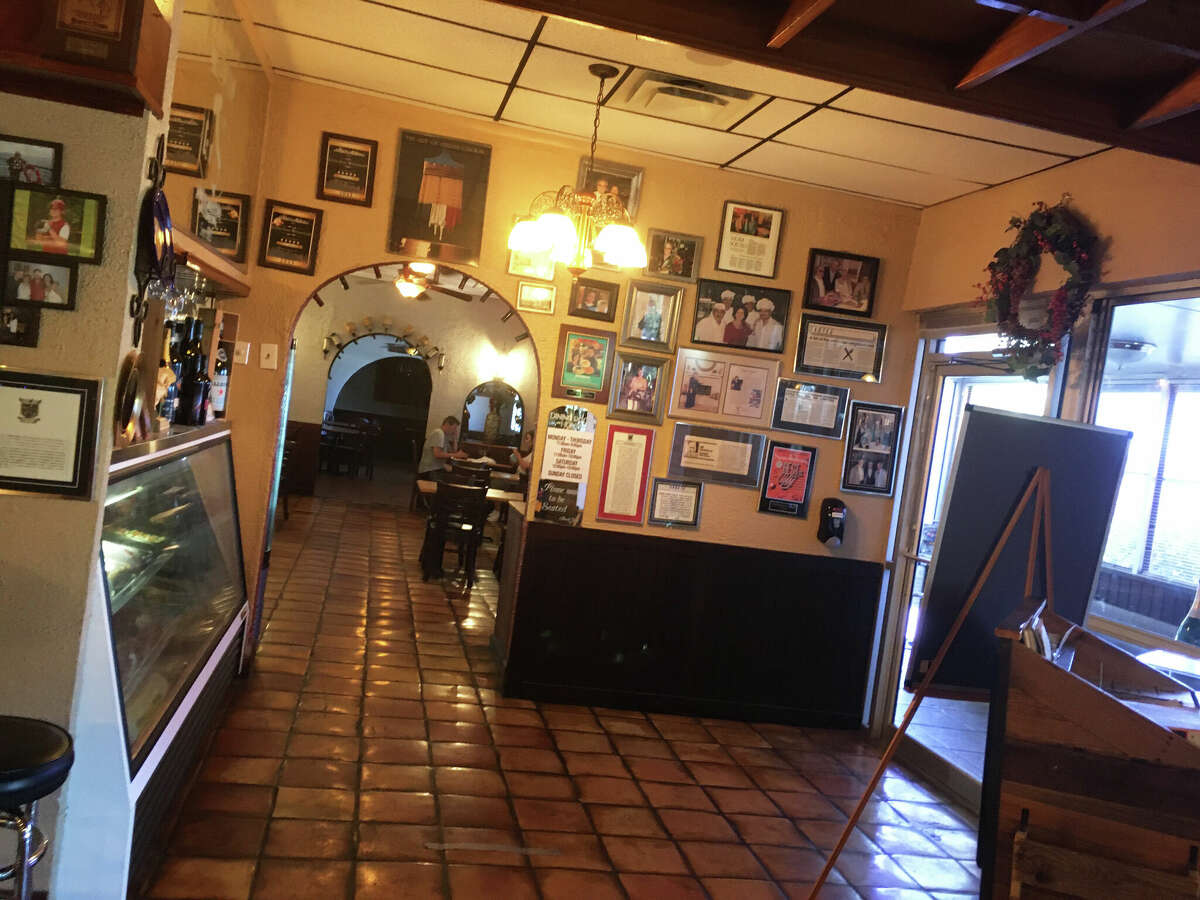 Lo spazio interno del Little Italy Restaurant & Pizzeria è fiancheggiato da foto di famiglia e dalla storia del ristorante.