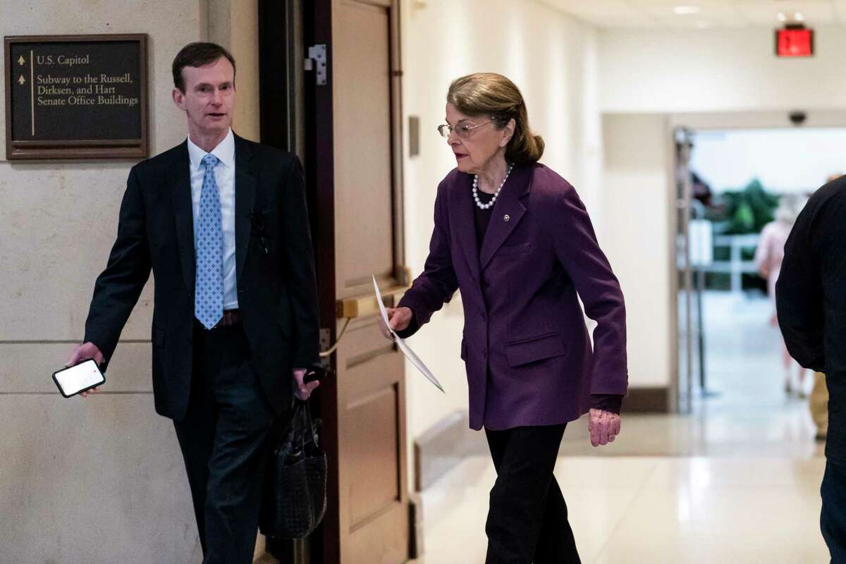 2月15日，参议员黛安·范斯坦(Dianne Feinstein)在患病前两天，在国会大厦参加了一场关于中国的机密简报会。