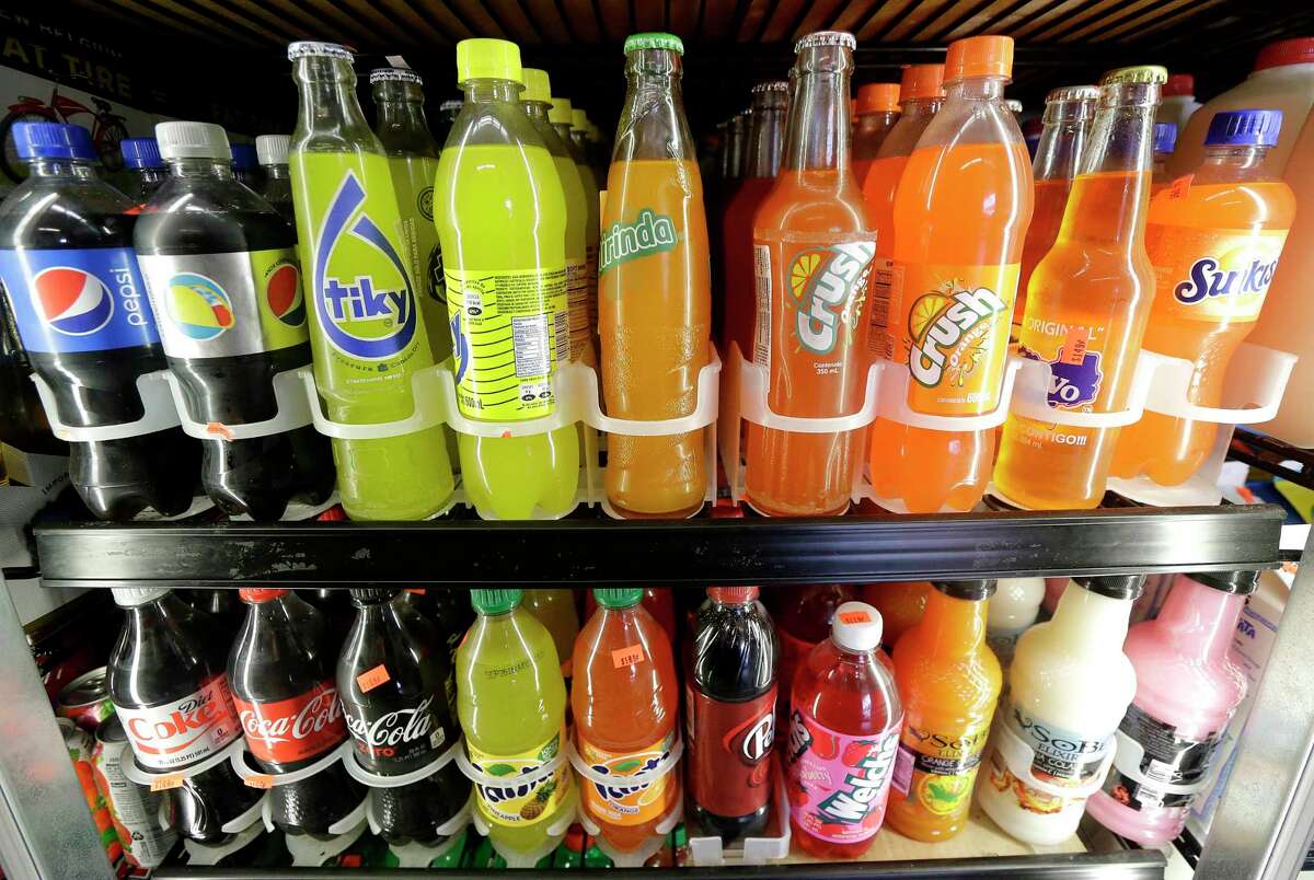 在对含糖饮料征税后的头两年半里，奥克兰的软饮料和其他含糖饮料的销量下降了27%。