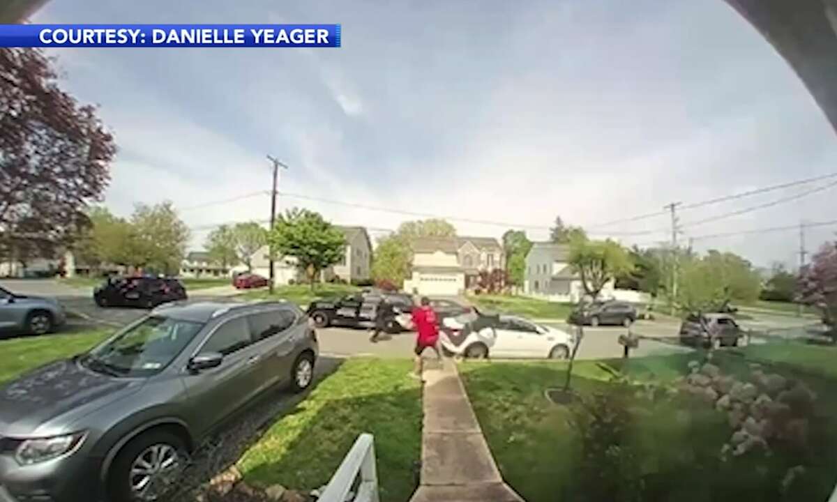 Caught On Video Pizza Delivery Driver Trips Suspect Running From Police