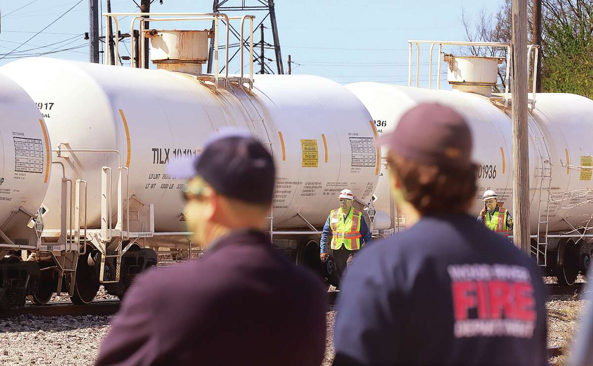 Train with tank cars derails by Wood River Phoebe Goldberg Overpass