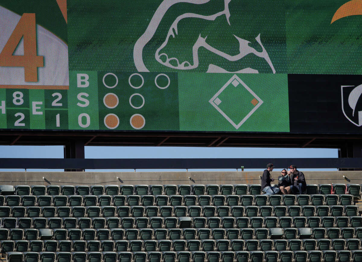 A's fans' reverse boycott: Once again the top of the fifth inning