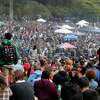 在约定的时间，草地上挤满了人。金门公园嬉皮山附近的数千人参加了一年一度的大麻吸食庆祝活动。
