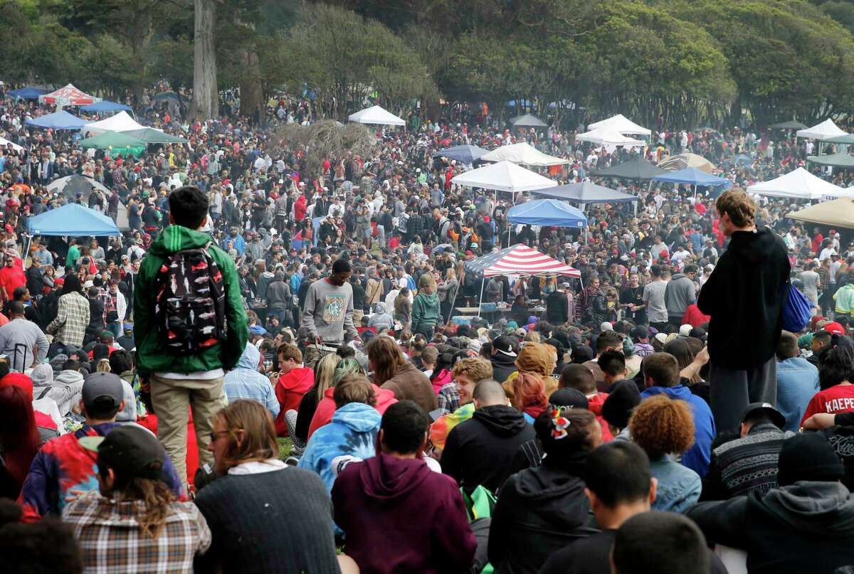 一年一度的4/20庆祝活动在旧金山金门公园的嬉皮山举行。大麻庆祝活动恰逢勇士队和巨人队的主场比赛，预计这三场比赛将给旧金山带来交通噩梦。