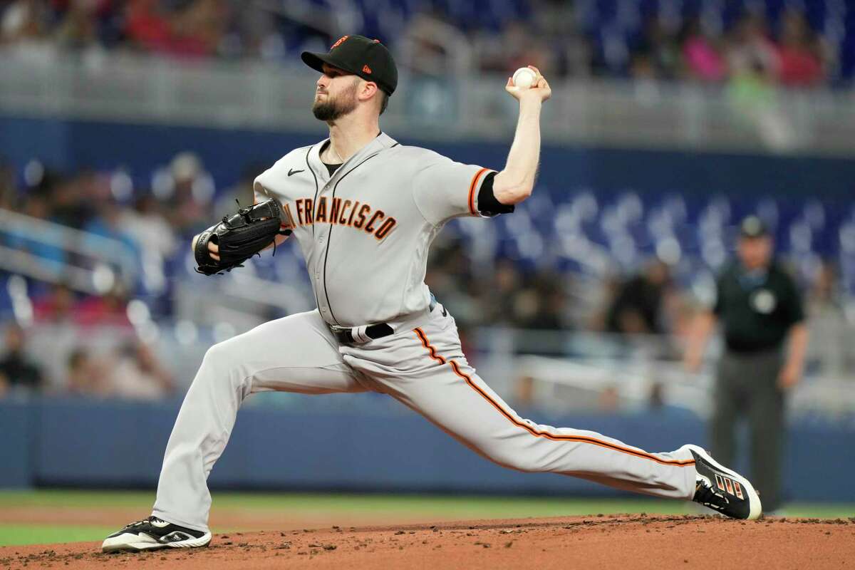 Giants' starter Alex Wood injured on fielding play, leaves game