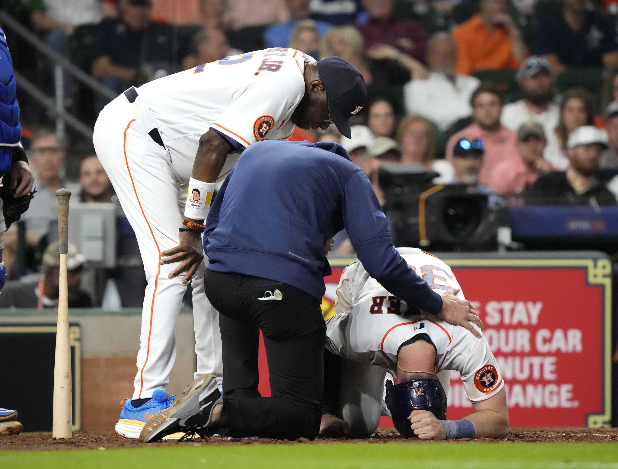 Astros, A's hold 42-second moment of silence, walk out before game