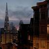单一光出现在公寓沿着华盛顿街在黑暗凌晨在旧金山,加利福尼亚。周三,2022年12月7日。