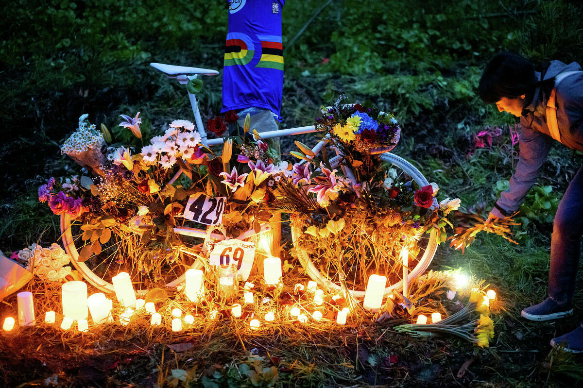 4月7日，旧金山，在为骑自行车的伊森·博伊斯守夜期间，鲜花和蜡烛装饰着一辆幽灵自行车。
