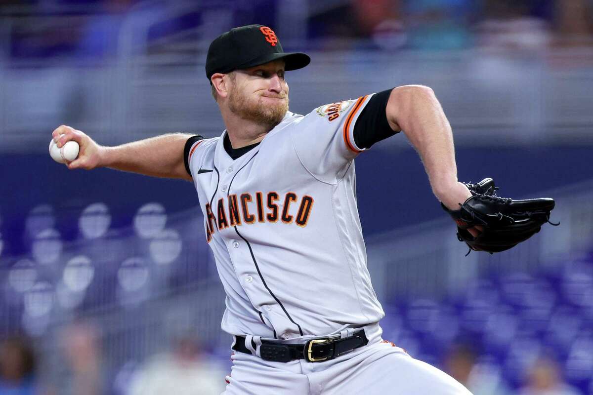 Huascar Brazoban of the Miami Marlins delivers a pitch in the game News  Photo - Getty Images