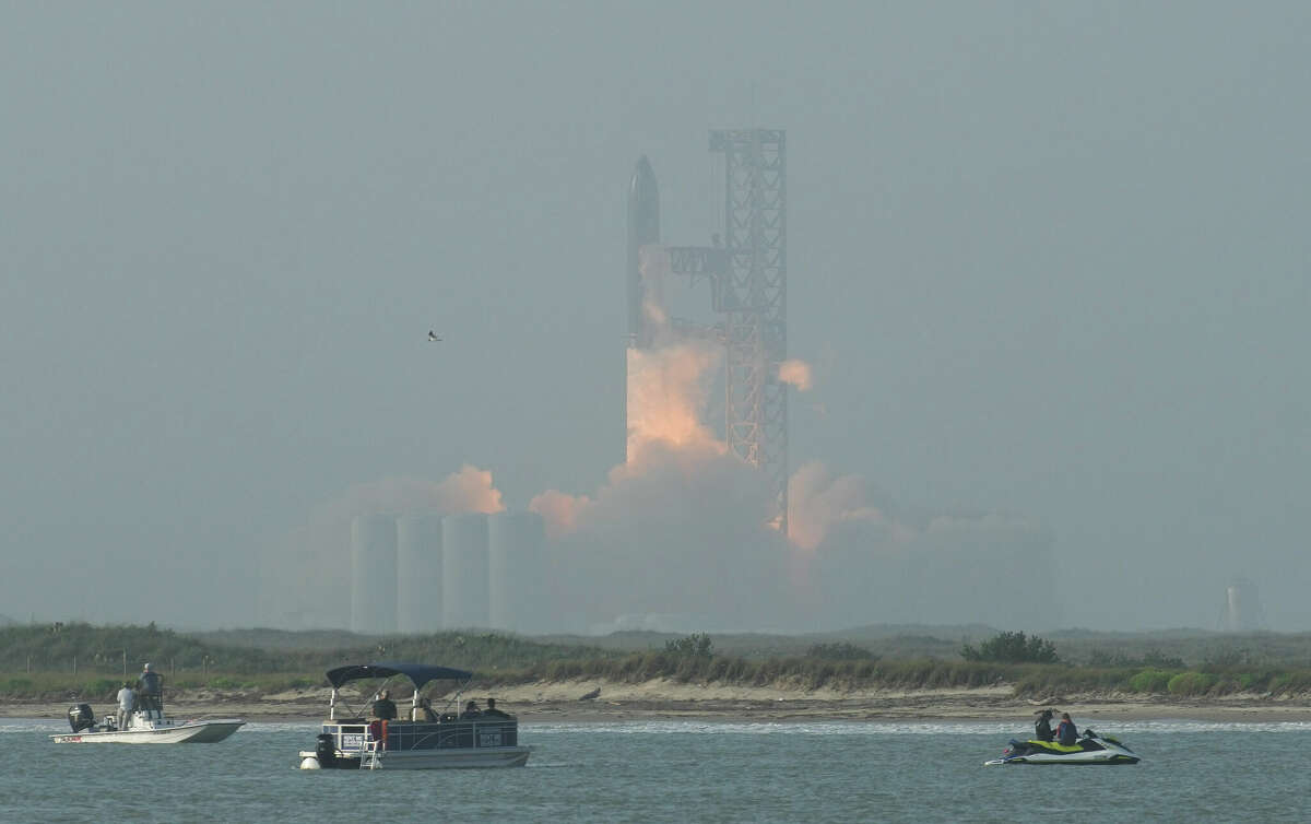 SpaceX Starship launch Rocket explodes minutes after liftoff