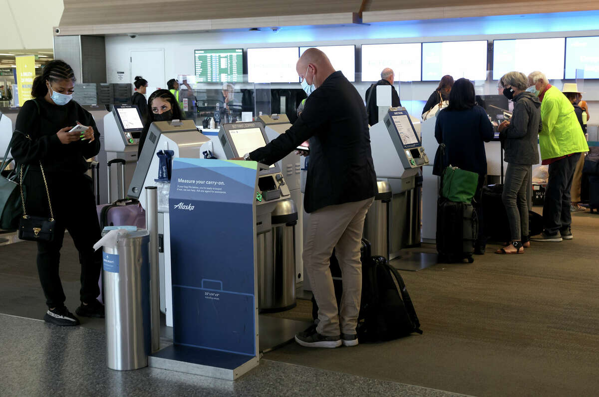Alaska Airlines yolcuları, 19 Nisan 2022'de San Francisco'da San Francisco Uluslararası Havalimanı'nda uçuşlar için check-in yapıyor.