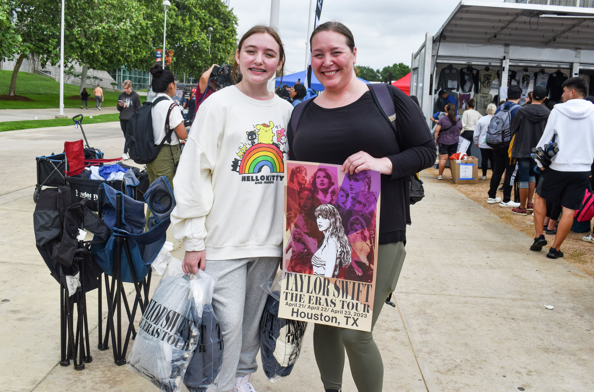 Thousands of fans line up for Houston Taylor Swift merch