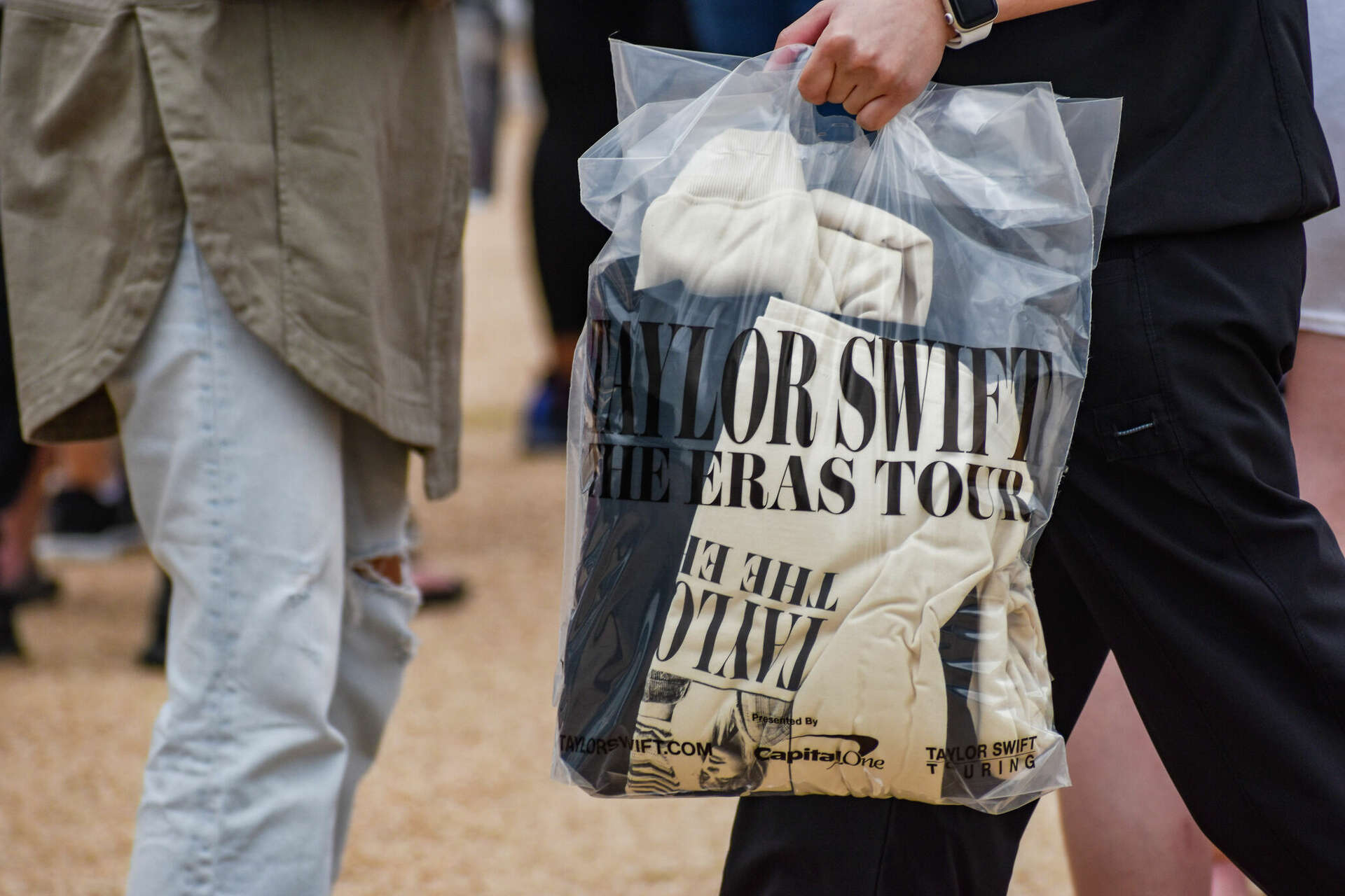 Thousands of fans line up for Houston Taylor Swift merch
