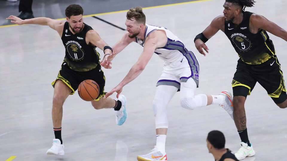 Stephen Curry pulls Warriors back from abyss in Game 3 vs Kings