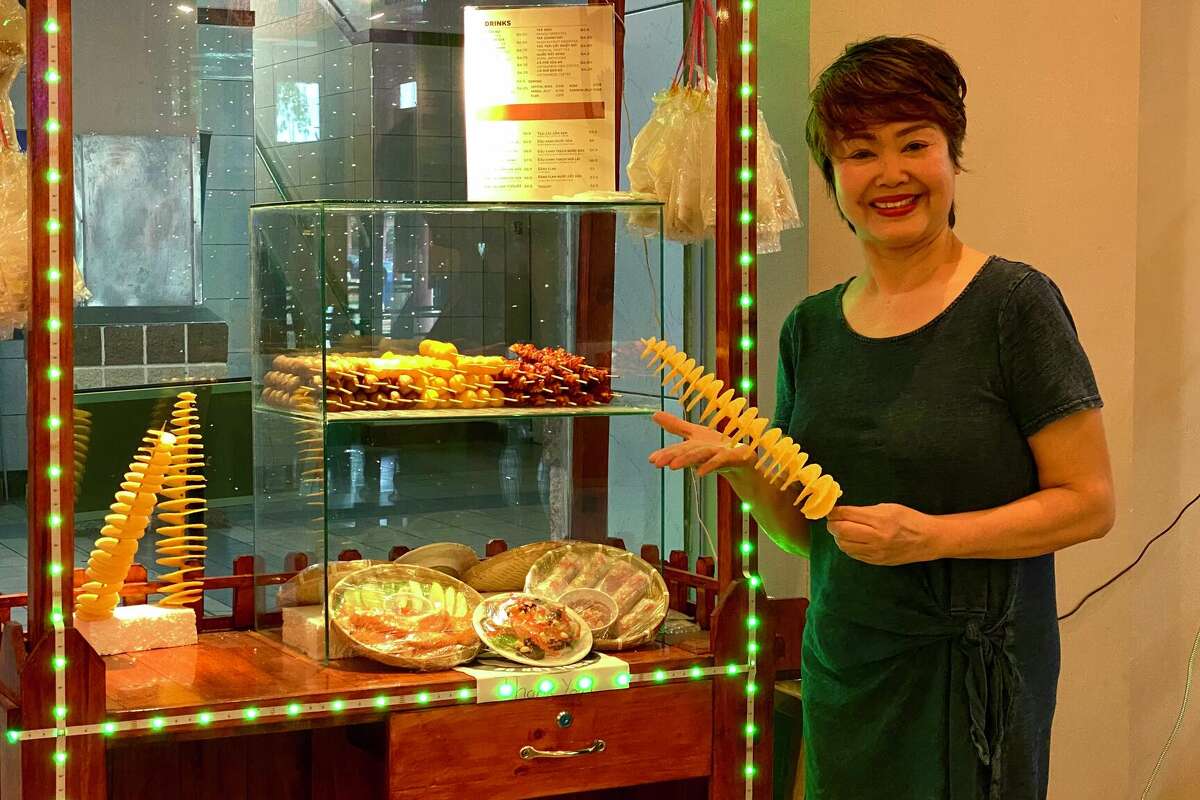 Nguyễn Minh Huyền, owner of Hong Kong City Mall dessert shop Bụi Quán