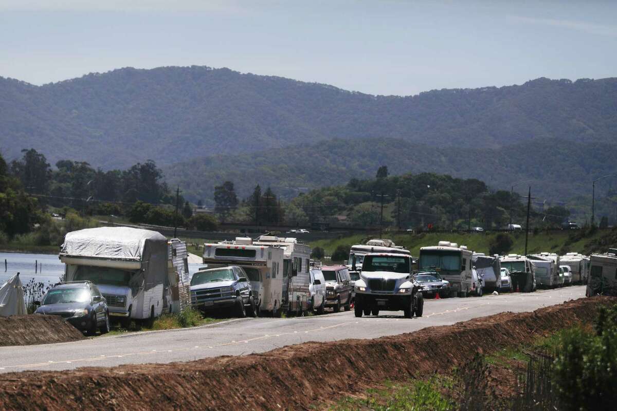 旅行车和其他车辆在诺瓦托郊区宾福德路沿线的一个大型营地旁排成一行。马林将无家可归者的救援工作集中在2英里长的汽车营地上。