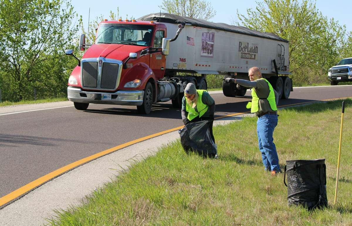 Dozens assist with cleanup near Roxana Landfill on Earth Day