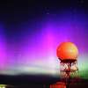 里弗顿国家气象局的气象学家怀俄明捕捉到了令人惊叹的极光的光波,条纹绿色,粉红色和紫色划过夜空。