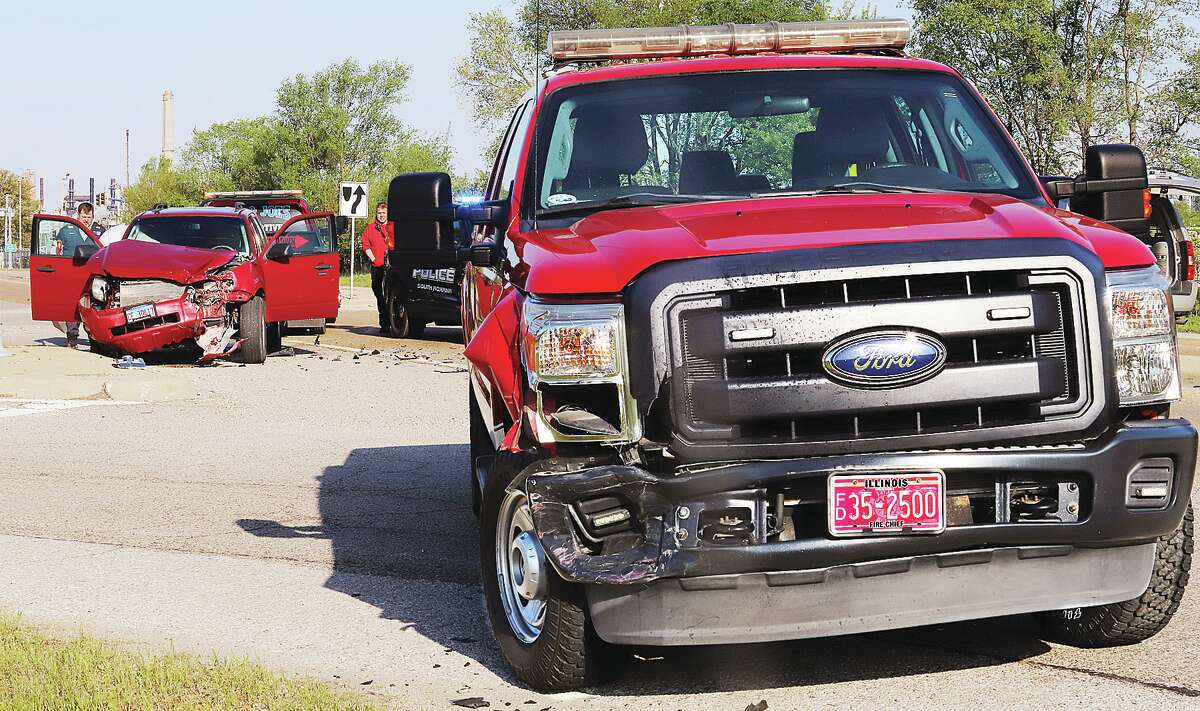 Command vehicle in crash while responding to fire at Roxana Landfill