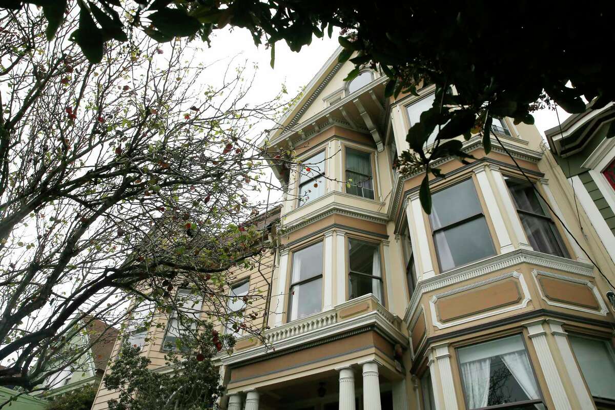 旧金山佩奇街(Page Street)上海特(Upper Haight)的一套价值140万美元的共管公寓。公寓的主人提起诉讼，声称她被骗出了自己的家，并面临驱逐。
