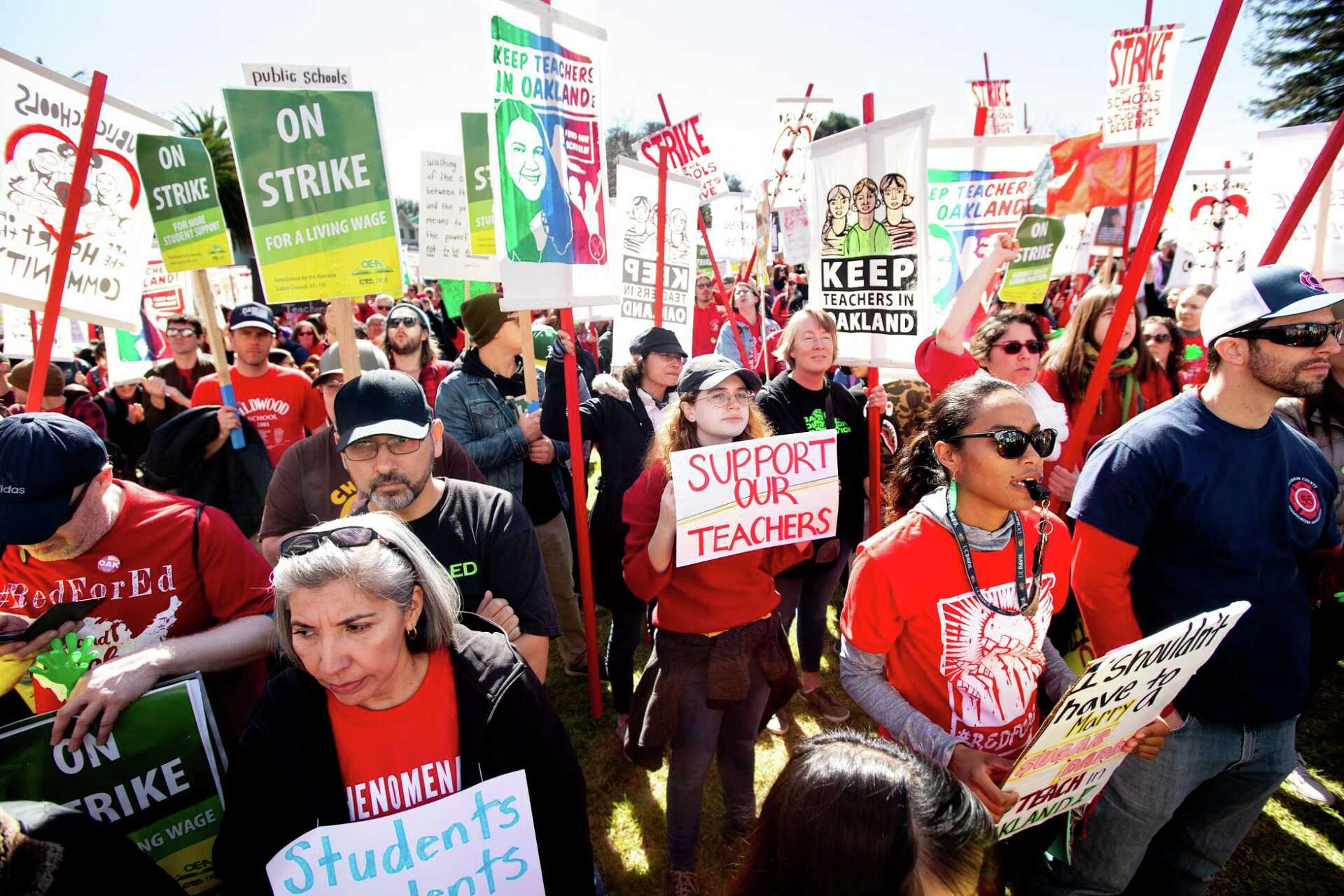 Oakland teachers on verge of strike, but district is fighting back