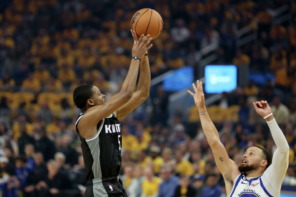 De'Aaron Fox #5 dari Sacramento Kings menembak Stephen Curry #30 dari Golden State Warriors di paruh pertama Game Empat Playoff Putaran Pertama Wilayah Barat di Chase Center pada 23 April 2023 di San Francisco, California.