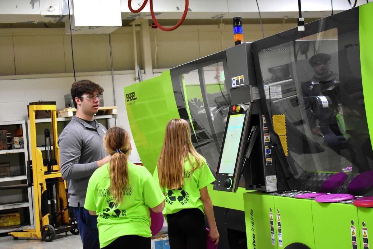 Big Rapids Middle School students visit Ferris plastics engineering
