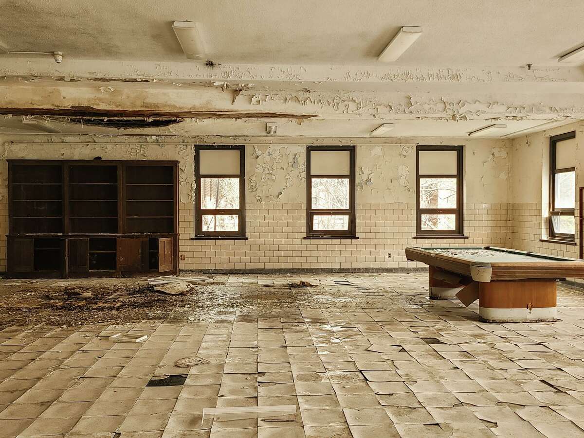 see-inside-abandoned-illinois-mental-hospital