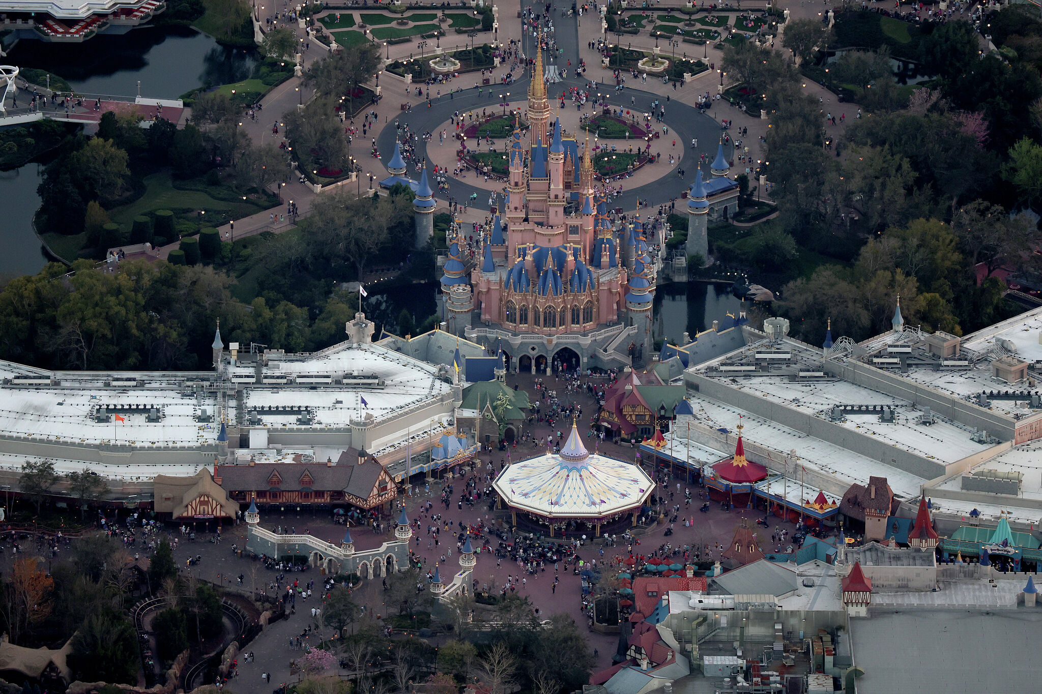 Disney announces federal lawsuit against Florida Gov. Ron DeSantis - Vimarsana News