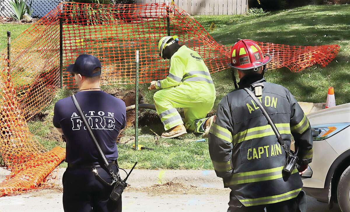 Gas line hit Tuesday by excavation in Alton
