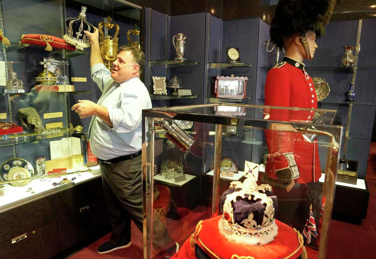 Houston Jewelry lets you try on 'crown jewels' in exhibit