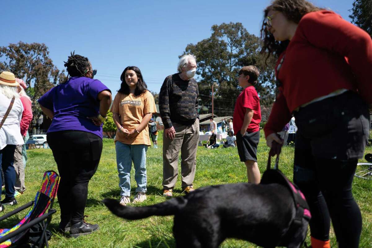 周日，参加伯克利人民公园54周年庆典的人庆祝，加州大学伯克利分校提议的住房地点。一家下级法院裁定，该大学没有考虑其他住房地点或对当地居民的影响。