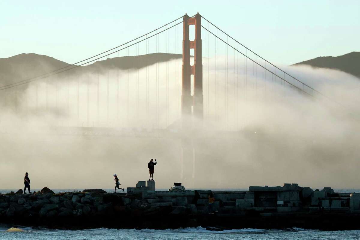 旧金山的金门大桥上弥漫着雾气。整个城市都能听到桥上的雾笛声。尽管天气晴朗，但浓雾仍在桥下翻滚，喇叭声不断。