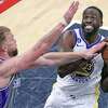金州勇士队的Draymond绿色成绩与萨克拉门托国王队的Domantas Sabonis第一季在NBA西部季后赛首轮第五场比赛在黄金1中心在萨克拉门托,加利福尼亚州,周三,2023年4月26日。