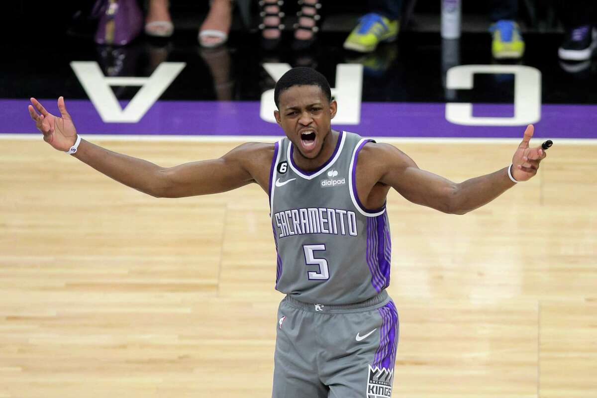 Kings star De'Aaron Fox doubtful for Game 5 with fractured finger on  shooting hand: report