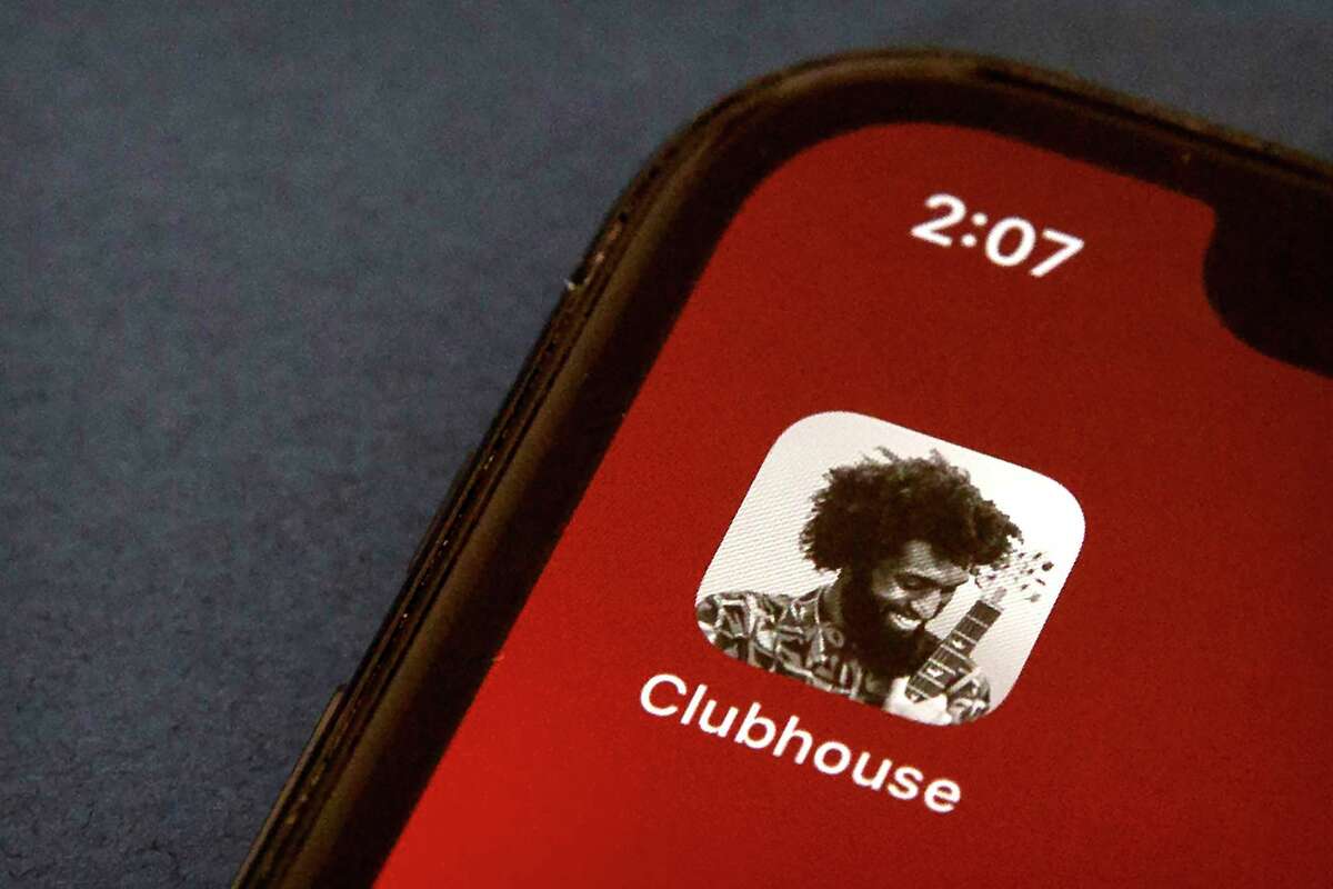 以对话为基础的社交网络Clubhouse在疫情期间人气飙升，该公司本周宣布裁员约一半。