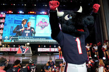 Photos: Houston fans celebrate Texans draft picks at Miller Outdoor Park –  Houston Public Media