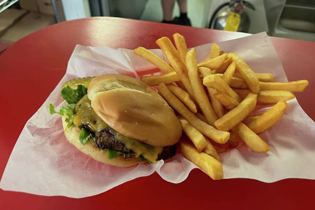 加州阿卡塔的明星汉堡店提供经典的芝士汉堡和薯条。据传这家餐厅的灵感来自热门动画片《海绵宝宝》中的蟹堡王餐厅。