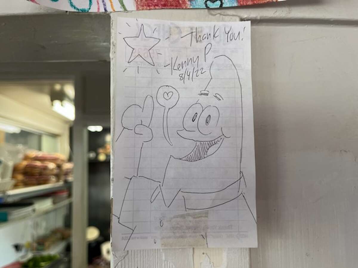 《海绵宝宝》制片人肯尼·皮腾格在加州阿卡塔的明星汉堡店的签名画。据说，这家餐厅的灵感来自于这部电视剧的蟹黄堡餐厅。